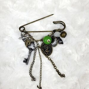 Vintage Charm Brooch Bronze Green